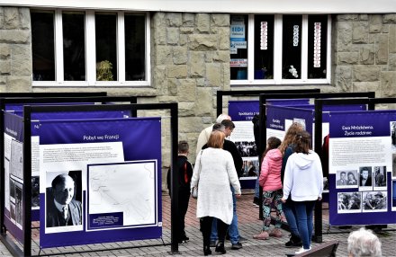 Wystawa plenerowa poświęccona mjr. Adolfowi Pilchowi.